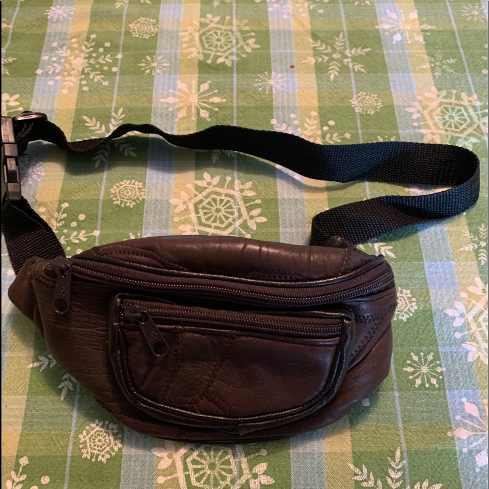 Closing account make an offer or goes to goodwill***** Fannie pak purse****